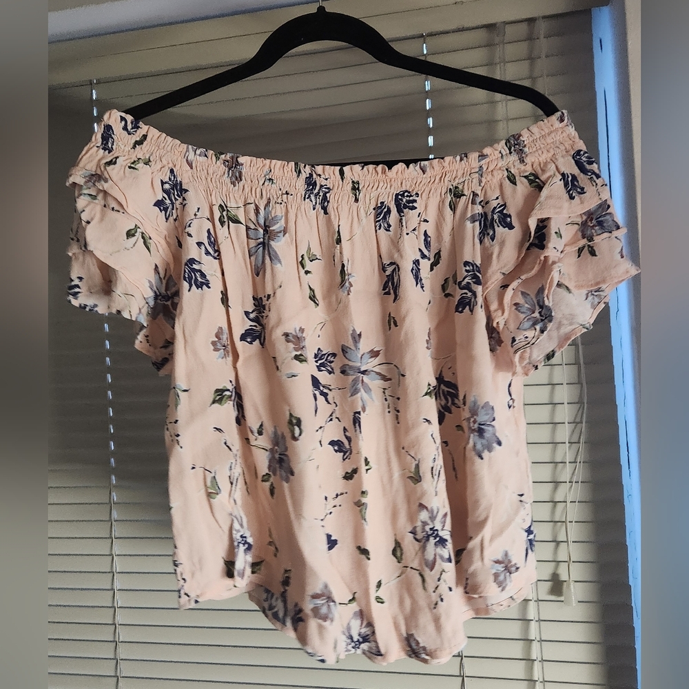Size Medium ASTR Flowy Floral Blouse